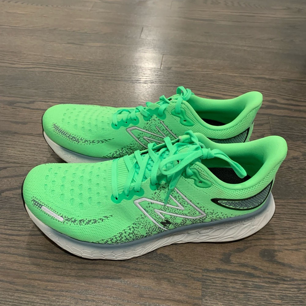 Like new Mens 9.5 New Balance Fresh Foam sneakers